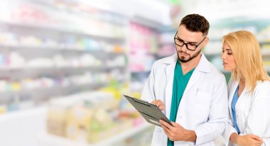 Başka bir eczacı eczane içinde çalışan eczacı. Sağlık ve tıbbi hizmet.