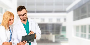 Hastanede başka bir doktorla çalışan bir doktor. Sağlık ve Sağlık Hizmetleri.