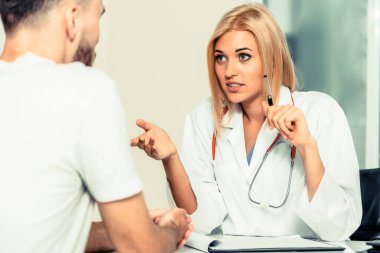 Kadın doktor hastane office erkek hastada konuşuyor. Sağlık ve tıbbi hizmet.