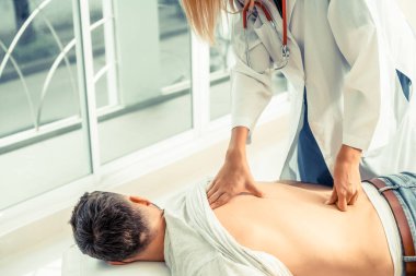 Kadın doktor hastane office erkek hastada inceliyor. Sağlık ve tıbbi hizmet.