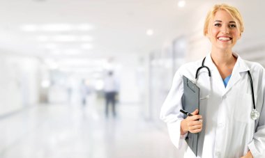 Hastane ofisinde çalışan kadın doktor. Sağlık ve doktor hizmetleri.