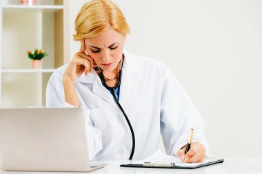 Ciddi doktor hastane ofisinde çalışıyor. Tıbbi ve sağlık kavramı.