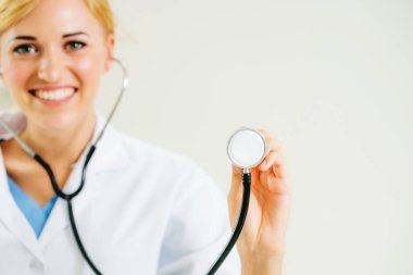 Genç kadın doktor işaretleme stetoskop boş alan. Seçici odak doktorlar el at. Tıbbi sağlık kavramı.