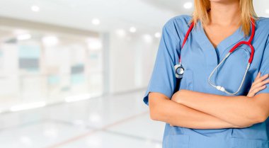 Hastane ofisinde çalışan kadın doktor. Sağlık ve doktor hizmetleri.