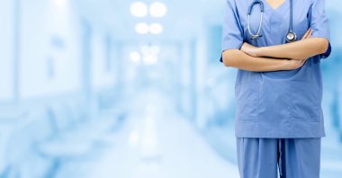 Hastane ofisindeki kadın doktor ya da hemşire. Sağlık sektörü ve doktor hizmetleri.