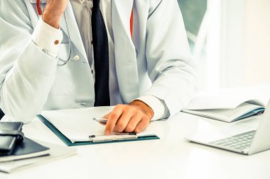 Evrak işlerini Ofis masaları hastanede çalışan doktor. Tıbbi ve sağlık kavramı.