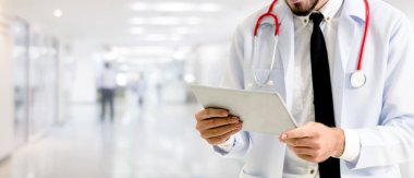 Hastanede tablet bilgisayar kullanan bir doktor. Sağlık ve doktor hizmetleri.