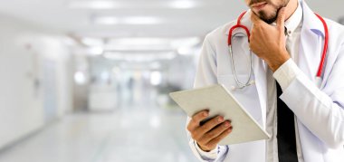 Hastanede tablet bilgisayar kullanan bir doktor. Sağlık ve doktor hizmetleri.