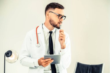 Doktor ofisinde hastanede tablet bilgisayarda çalışma. Tıbbi ve sağlık kavramı.