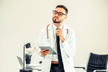 Doktor ofisinde hastanede tablet bilgisayarda çalışma. Tıbbi ve sağlık kavramı.