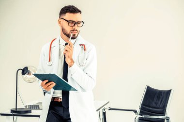 Doktor hastanede hasta sağlık dosyası office masada tutarak. Tıbbi ve sağlık kavramı.