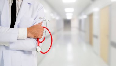 Hastanede çalışan genç bir erkek doktor. Sağlık ve doktor hizmetleri.