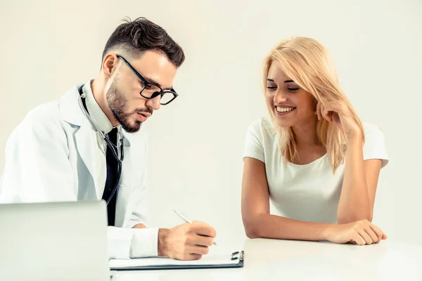 Médico Masculino Fala Com Paciente Sexo Feminino Consultório Hospital Enquanto — Fotografia de Stock