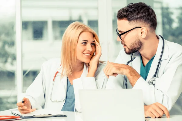 Joven Doctora Trabaja Consultorio Del Hospital Mientras Habla Con Doctor — Foto de Stock