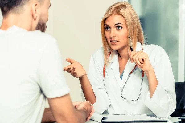 Médica Está Falar Com Paciente Sexo Masculino Hospital Serviços Saúde — Fotografia de Stock