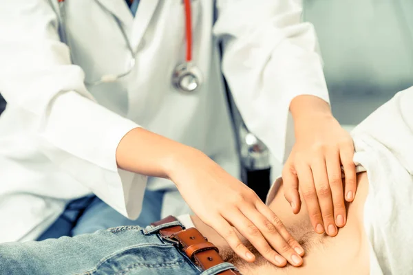 Doctora Está Hablando Examinando Paciente Masculino Oficina Del Hospital Asistencia —  Fotos de Stock