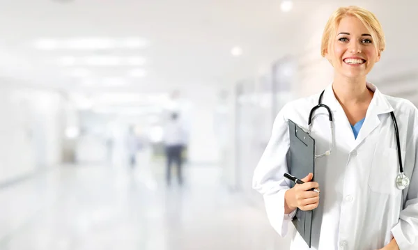 Γυναίκα Γιατρός Εργάζεται Στο Γραφείο Του Νοσοκομείου Ιατρική Περίθαλψη Και — Φωτογραφία Αρχείου