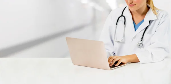 Lekarz Korzystający Laptopa Szpitalu Opieka Medyczna Personel Medyczny — Zdjęcie stockowe