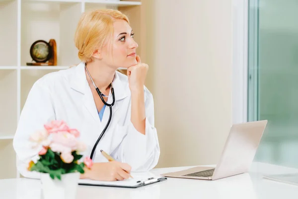 Doctora Joven Trabajando Consultorio Del Hospital Concepto Médico Sanitario — Foto de Stock