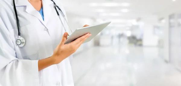Lekarz Korzystający Tabletu Szpitalu Opieka Medyczna Personel Medyczny — Zdjęcie stockowe