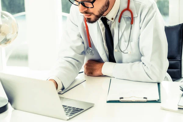 Dottore Che Lavora Computer Portatile Tavolo Dell Ufficio Ospedale Concetto — Foto Stock