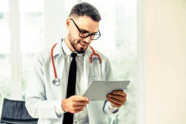 Ärztin Arbeitet Büro Des Krankenhauses Tablet Computer Medizinisches Und Medizinisches — Stockfoto