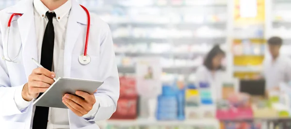 Farmacista Che Utilizza Tablet Farmacia Assistenza Sanitaria Personale Farmaceutico — Foto Stock