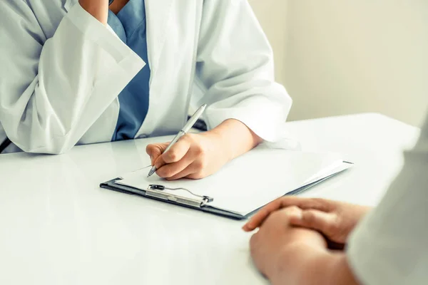 Donna Medico Parla Con Paziente Femminile Mentre Scrive Sulla Cartella — Foto Stock