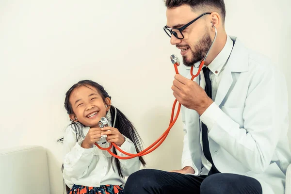 Little Kid Visit Doctor Hospital Office Kid Happy Afraid Doctor — Stock Photo, Image