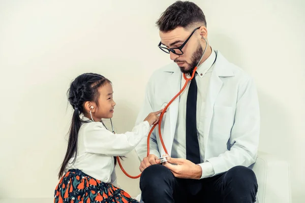 Little Kid Visit Doctor Hospital Office Kid Happy Afraid Doctor — Stock Photo, Image