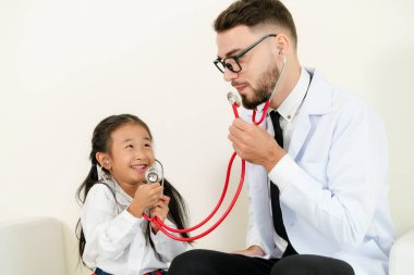 Küçük çocuk doktor hastane ofisinde ziyaret edin. Çocuk mutlu ve Doktor korkmuyorum. Tıbbi ve çocuk sağlık kavramı.