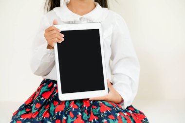 Küçük siyah ekran tablet bilgisayarın beyaz arka plan üzerinde gösterilen çocuk.