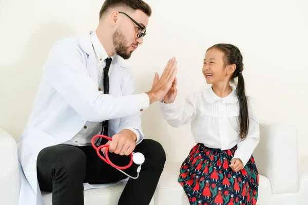 Little Kid Visit Doctor Hospital Office Kid Happy Afraid Doctor — Stock Photo, Image