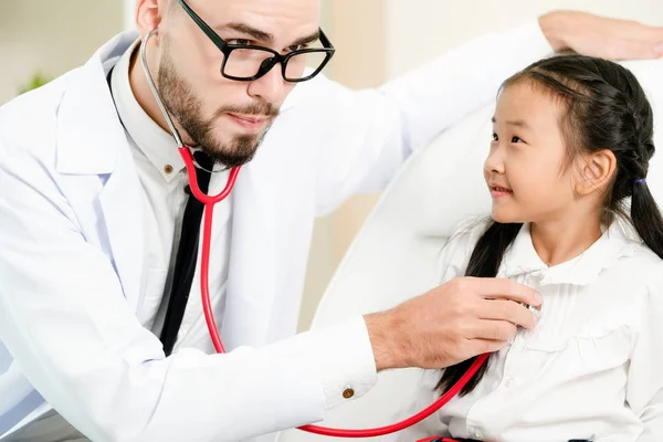 Joven Doctor Examinando Niño Oficina Del Hospital Niño Feliz Tiene — Foto de Stock