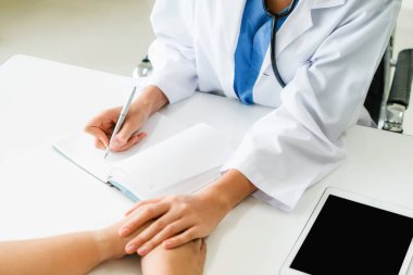 Kadın doktor hasta el hasta hastane office odaya sahiptir. Sağlık ve tıbbi hizmet.