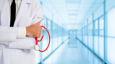 Hastanede çalışan genç bir erkek doktor. Sağlık ve doktor hizmetleri.