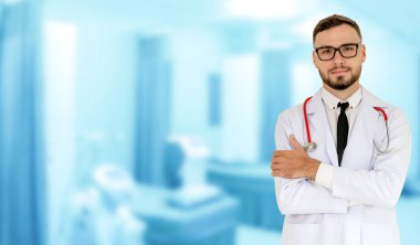 Hastanede çalışan genç bir erkek doktor. Sağlık ve doktor hizmetleri.