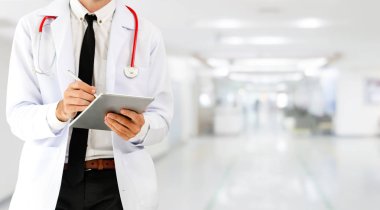 Hastanede tablet bilgisayar kullanan bir doktor. Sağlık ve doktor hizmetleri.