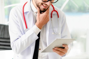 Doktor ofisinde hastanede tablet bilgisayarda çalışma. Tıbbi ve sağlık kavramı.