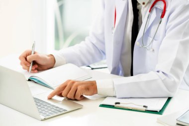 Doktor hastanede Ofis masaları, dizüstü bilgisayar üzerinde çalışıyor. Tıbbi ve sağlık kavramı.