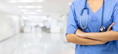 Hastane ofisindeki kadın doktor ya da hemşire. Sağlık sektörü ve doktor hizmetleri.
