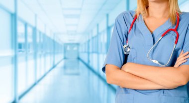 Hastane ofisinde çalışan kadın doktor. Sağlık ve doktor hizmetleri.