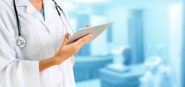 Hastanede tablet bilgisayar kullanan bir doktor. Sağlık ve doktor hizmetleri.