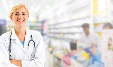 Eczanede çalışan kadın eczacı. Tıbbi doktor ve sağlık personeli hizmet.