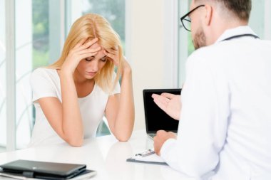 Erkek doktor hastane Office ciddi bayan hasta konuşuyor. Sağlık ve tıbbi hizmet.