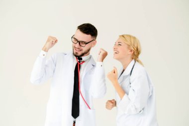 Mutlu başarılı doktor ile hasta tedavi başarısı için duran başka bir doktor hastane office zafer kutluyor.