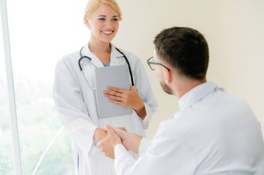 El sıkışma başarı ve profesyonel sağlık personeli ekip çalışması gösteren başka bir doktora veren hastanede doktor.