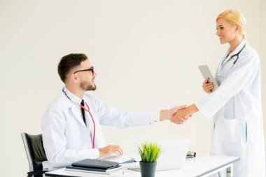 El sıkışma başarı ve profesyonel sağlık personeli ekip çalışması gösteren başka bir doktora veren hastanede doktor.