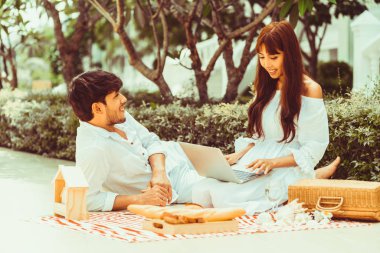 Mutlu genç çift gidin piknik ve yaz aylarında parkta dating.