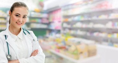 Eczanede çalışan kadın eczacı. Tıbbi doktor ve sağlık personeli hizmet.